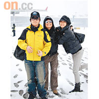 方力申（左起）、鄭中基及梁詠琪到北京宣傳新片，順道在雪地玩餐飽。