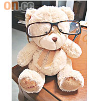 Miyoko為熊仔戴上眼鏡，相當可愛！