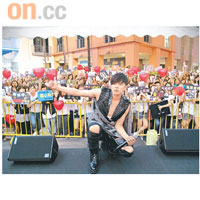小鬼在新加坡舉行簽唱會造勢，吸引過千Fans捧場，非常熱鬧。