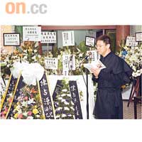 陳志雲以天主教儀式為亡父辦喪事。