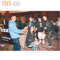 楊千嬅被余文樂（左起）、林海峰、杜汶澤及吳彥祖包圍起哄，令她哭笑不得。