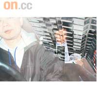 陳志雲在車上低頭看書，面容憔悴。