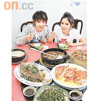 G.E.M.與科林到坪洲大吃大喝，品嘗地道美食。