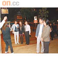 遊尖東期間，孫賢周與Fans合照，可見他在港亦有一定知名度。
