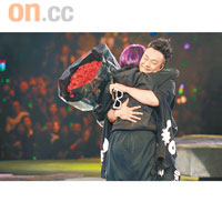 陳奕迅與千嬅抱抱，又任歌迷摸Pat。