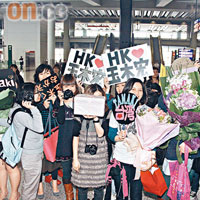 Fans高舉紙牌歡迎玉木宏來港。
