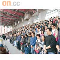 逾千五名球迷齊集青衣運動場，向「亞洲第一中鋒」作最後致敬。