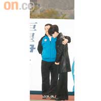 志偉輕撫米雪肩膊，希望她能堅強面對往後的日子。