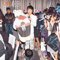 洪卓立收到Fans所送的禮物，十分感動。