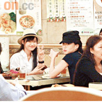 偕董敏莉及好友到茶餐廳開餐的Miki，見記者即友善「晒V」。