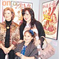 李小龍遺孀Linda（左起）偕女兒李香凝及外孫女，三代同堂出席《李小龍7010》展覽。