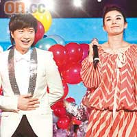 曾合作拍劇的基仔與黃奕齊齊為上海世博獻Sing，默契十足。