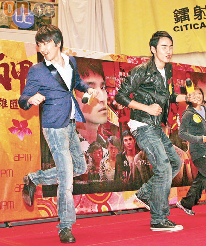 趙又廷（左）與小天示範電影中的舞步，令Fans笑到肚攣！