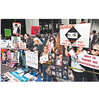 大批MJ Fans在庭外支持偶像，大罵默里是殺人犯。