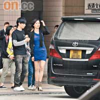 出席金像獎活動後，陳法拉急急坐男友的公司車返愛巢見面。