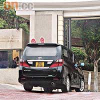 陳法拉出席活動後，乘坐男友的公司車返回男友畢架山一號豪宅，然後再外出工作。