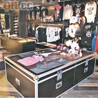阿信　STAYREAL<br>地址：尖沙咀新港中心LG56<br>價錢：200餘元至1,000元不等<br>賣點：阿信不定時現身巡舖<br>主打貨品：Tee