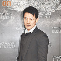 丁子高出席晚宴時，十分欣賞展覽中的閃亮黑裙，也想把閃閃元素加入千嬅的婚紗中。