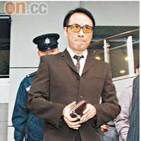 吳鎮宇離開法院時未有回答記者提問，更一度抿嘴。