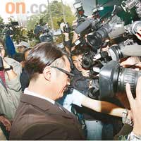吳鎮宇被記者重重包圍，要警員開路。