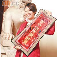 袁嘉敏最愛儲舊書，不惜到舊街攤檔尋找心頭好。 設計圖片