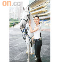 法拉出席《愛彼錶女皇盃》活動，與馬匹合照。