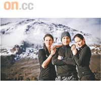 Jocelyn（右）與老公Anthony及好友Rosemary征服高峰，為環保出力。