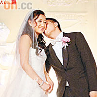 邱詠賢與丈夫許清池在台上情深一吻，加上煙花襯托，氣氛浪漫。