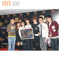 洪杰（右三）獲Fans送上「唱片獎」，預祝新碟大賣。