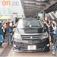 吳尊在保安、工作人員及粉絲「護駕」下登車離開。