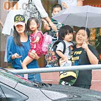  碧芝（左）代妹妹接Lucas放學，並將Lucas交給工人抱。