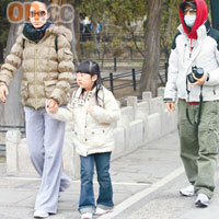汪詩詩拖着女兒，與「蒙面Look」的老公甄子丹一同遊故宮。