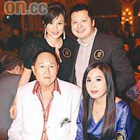 趙世曾帶同新歡Lena（前排右），與子女式芝和式浩出席派對。