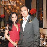 剪掉長髮的趙式慶與模特兒Jocelyn合照。