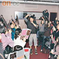 孫耀威回歸香港後，在大小活動都100%投入獻唱，以致聲帶出血。