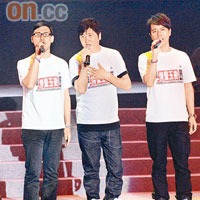 庾澄慶（左起）、張學友、孫楠及李克勤合唱《龍的傳人》。
