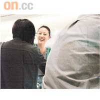 揀選金飾期間，周海媚心情大靚，經常笑容滿面。