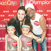 舞蹈員與江若琳搭膊頭合照，十分熱情。