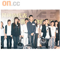 Ella（前排左起）、藍奕邦及Ivana合唱一曲讚揚黃福榮的救人精神。