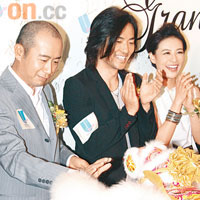 老闆林小明（左）主持點睛儀式，鄭伊健及江若琳拍手祝賀。