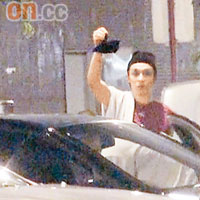周柏豪（右）與余文樂（左）道別後駕車離開。