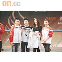 體操好手劉璇（右起）、李小鵬及楊威向Kay送上簽名風褸留念。