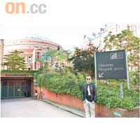 Eason開騷前特地到場館外留影。