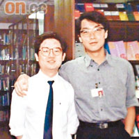 十六歲的馬浚偉（右）自覺貌似三十歲，與身旁的圖書館總經理合照。