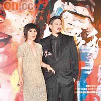 戴上閃鑽戒指及名錶的超儀，偕丈夫陳子聰出席首映。