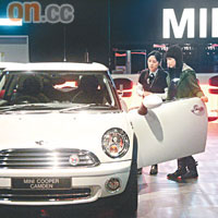 Anjaylia睇中20多萬元的Mini Cooper，希望盡快做車主。