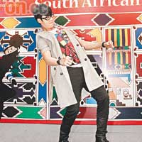 陳偉霆與「新8模」成員等跟南非的舞蹈員跳舞，挑戰世界紀錄。