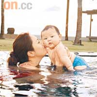 李樂詩帶囝囝Maxton游水，做個健康寶寶。
