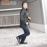 甫出警署，黃浩即急急腳上車離開，未有回應記者提問。