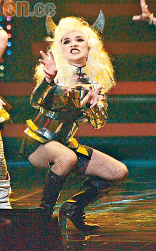 Lady GaGa戴上金色假髮勁狂野。